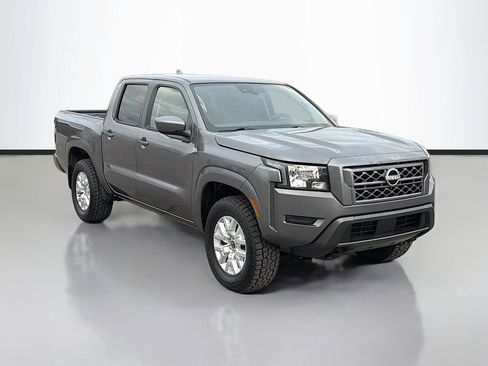 Used 2023 Nissan Frontier SV image 3