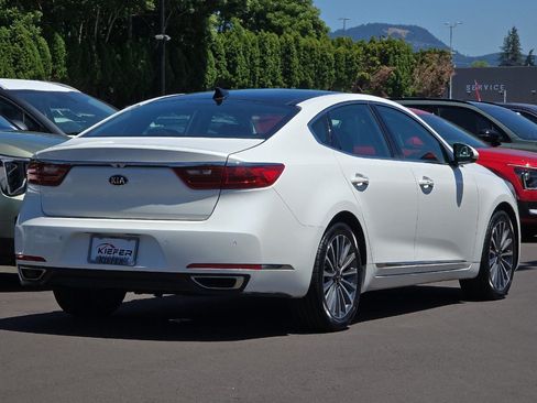 Used 2017 Kia Cadenza Premium w/ Luxury Package FWD image 4