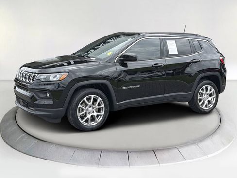 Used 2024 Jeep Compass Latitude AWD/4WD image 1