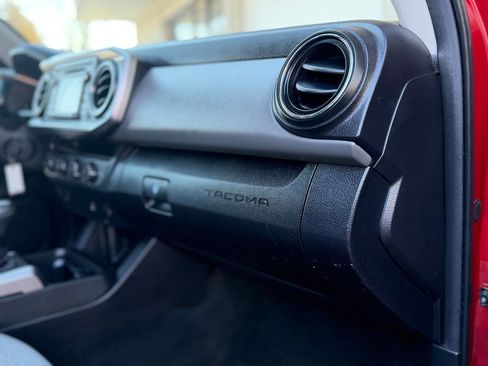 Used 2016 Toyota Tacoma TRD Sport image 41