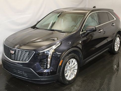 Certified 2022 Cadillac XT4 Luxury w/ Cold Weather Package image 1