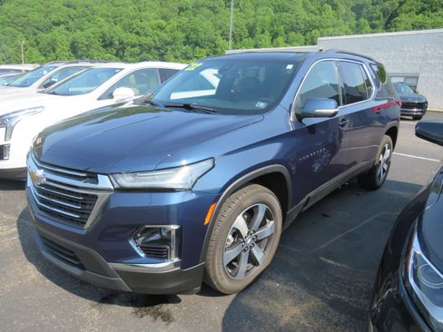 Used 2022 Chevrolet Traverse LT w/ LT Premium Package image 3
