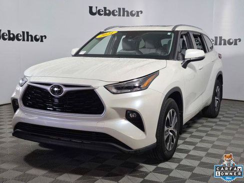 Certified 2021 Toyota Highlander XLE AWD/4WD image 3
