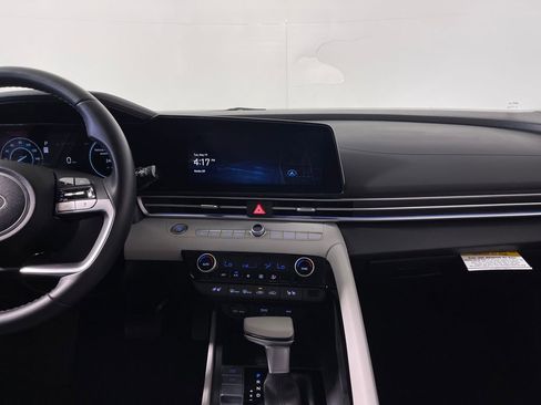 Used 2025 Hyundai Elantra Limited FWD image 16