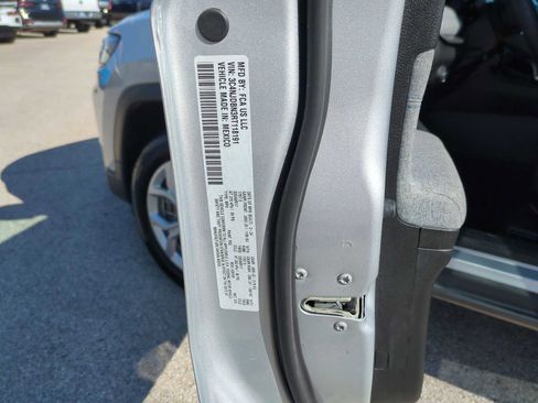 Used 2024 Jeep Compass Latitude image 33