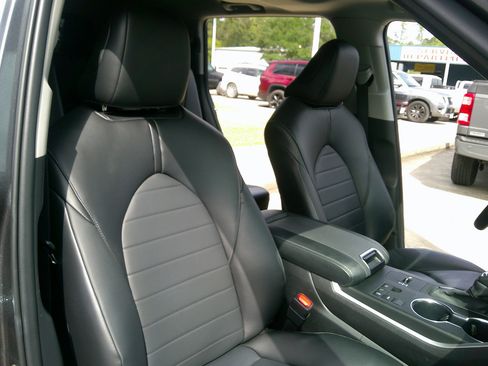 Used 2024 Toyota Highlander XLE image 18