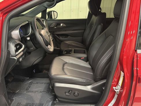 New 2026 Chrysler Pacifica Select image 13
