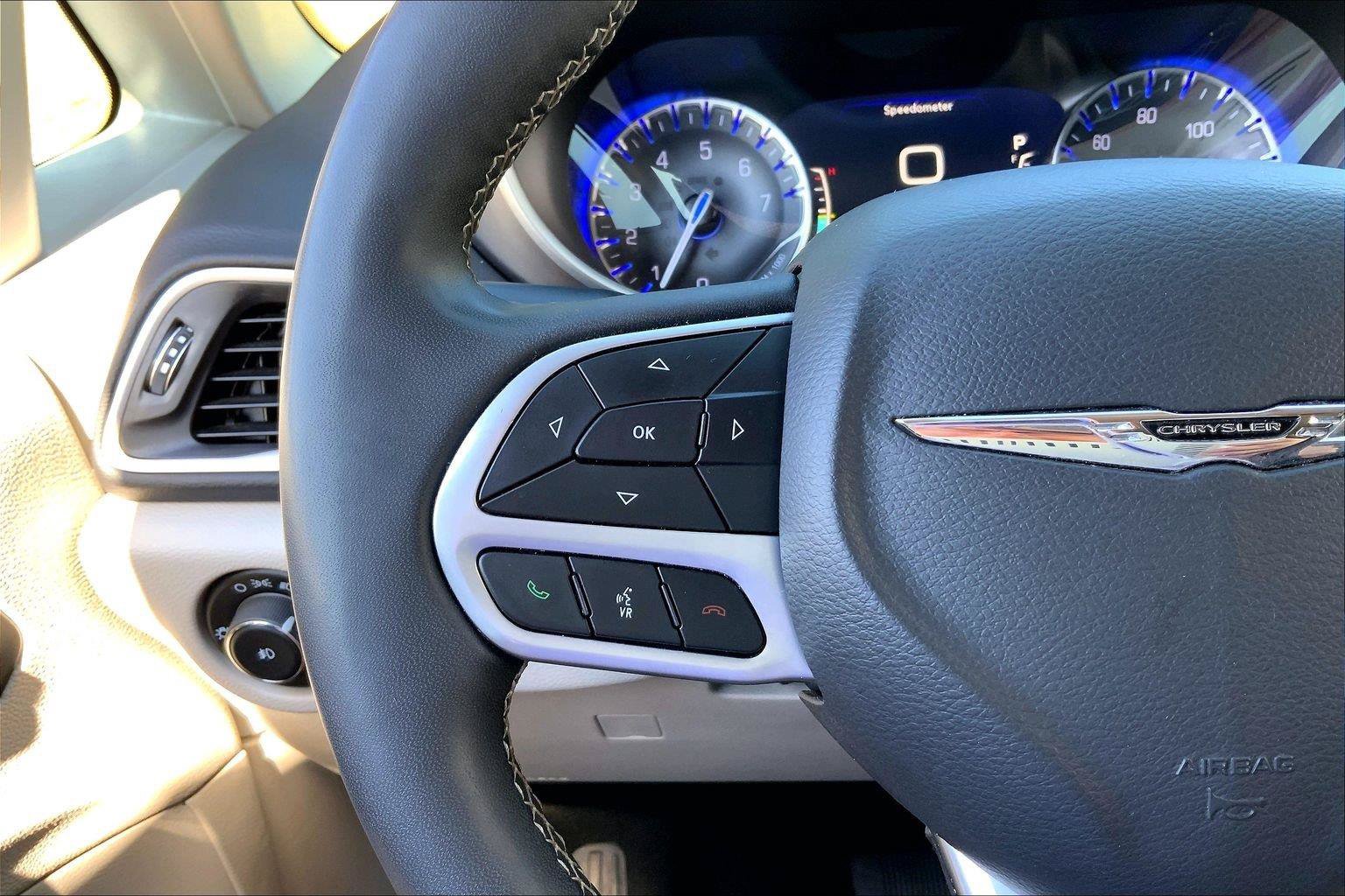 Used 2024 Chrysler Pacifica Touring-L FWD image 17