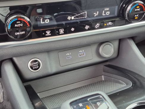 Used 2023 Nissan Rogue SV FWD image 31
