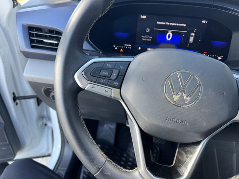 Certified 2022 Volkswagen Taos SE w/ Panoramic Sunroof Package image 18