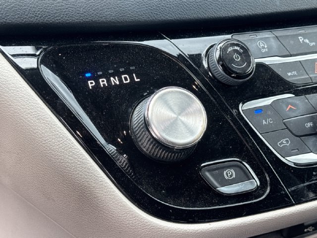 Used 2018 Chrysler Pacifica Touring-L FWD image 21