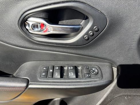 Used 2019 Jeep Cherokee Trailhawk AWD/4WD image 16