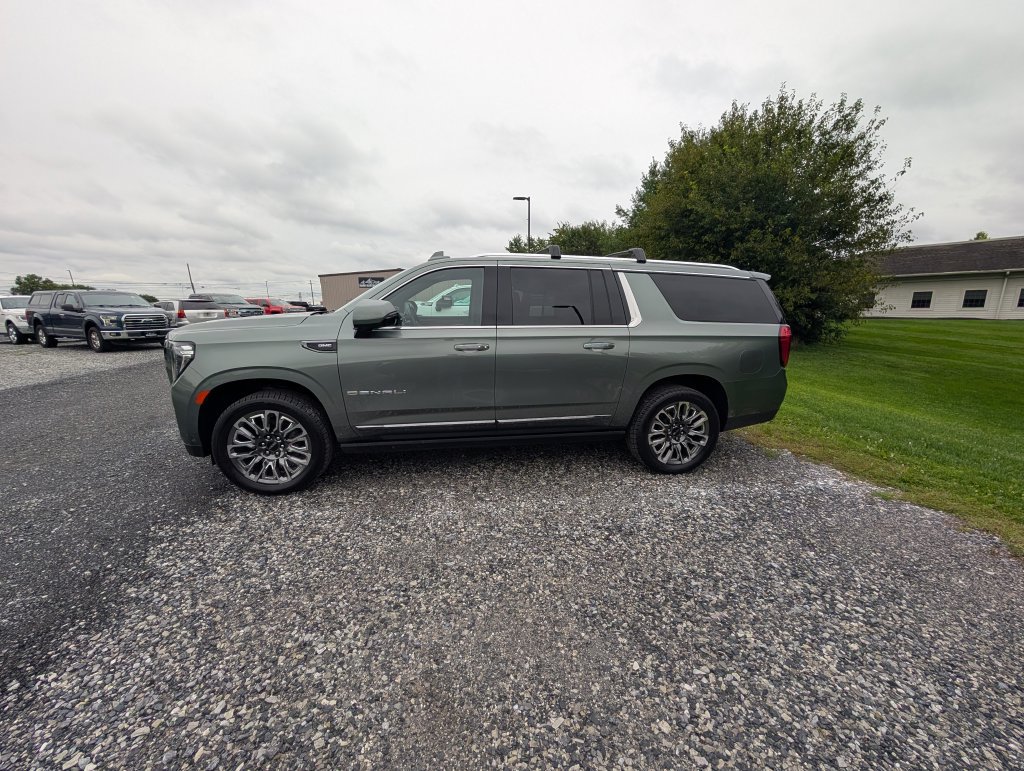 Used 2024 GMC Yukon XL Denali Ultimate AWD/4WD image 3