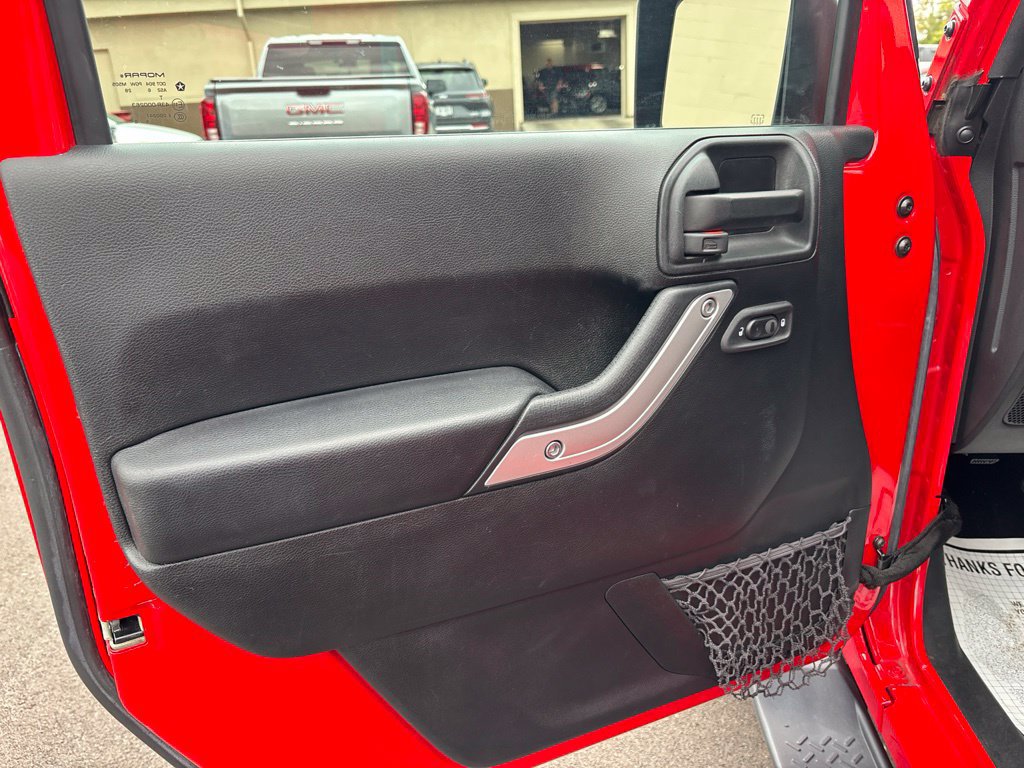 Used 2017 Jeep Wrangler Unlimited Sahara AWD/4WD image 15