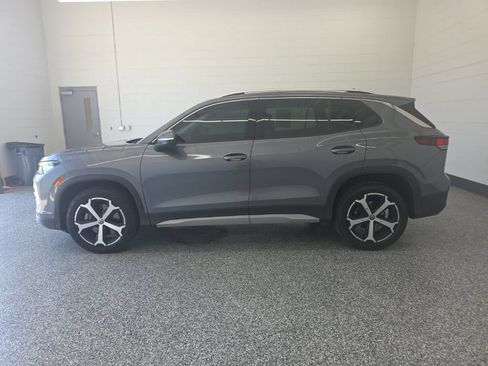 Certified 2025 Volkswagen Tiguan SE w/ Panoramic Sunroof Package AWD/4WD image 2