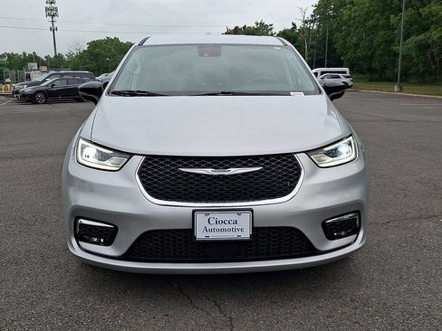 Used 2024 Chrysler Pacifica Touring-L FWD image 5
