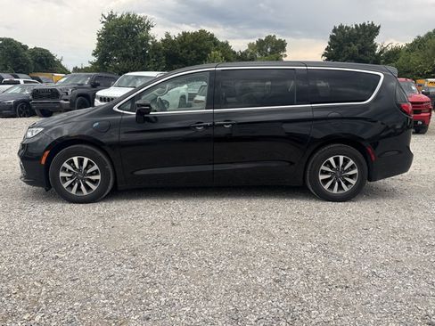 Used 2024 Chrysler Pacifica Limited FWD image 3