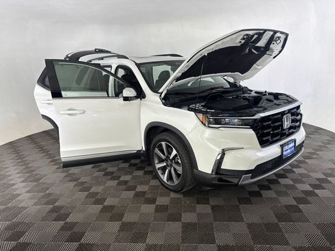 Used 2025 Honda Pilot Elite image 16