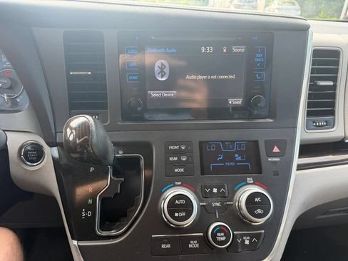 Used 2017 Toyota Sienna XLE w/ XLE Navigation Package FWD image 24
