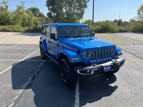 Used 2022 Jeep Wrangler Unlimited Sahara w/ Cold Weather Group image 8