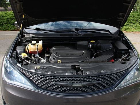 Used 2020 Chrysler Pacifica Touring w/ S Appearance Package FWD image 23