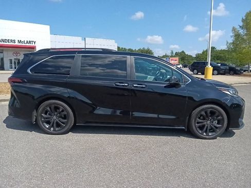 Used 2023 Toyota Sienna XSE FWD image 2