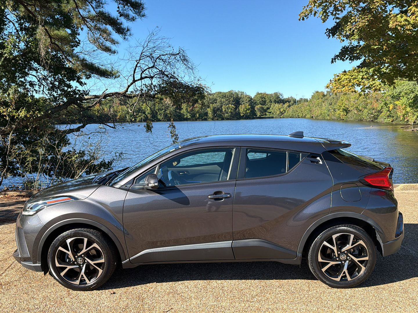 Used 2020 Toyota C-HR XLE FWD image 11
