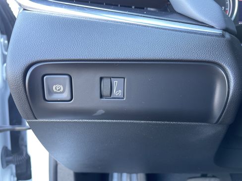 Used 2023 Buick Enclave Essence image 18