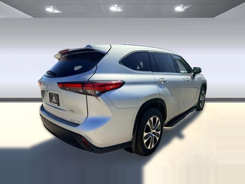 Used 2022 Toyota Highlander XLE image 9