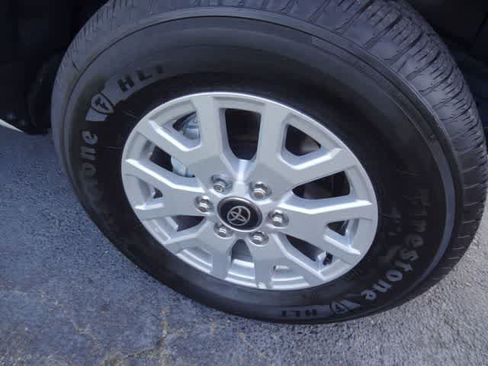 Used 2025 Toyota Tacoma SR5 AWD/4WD image 18
