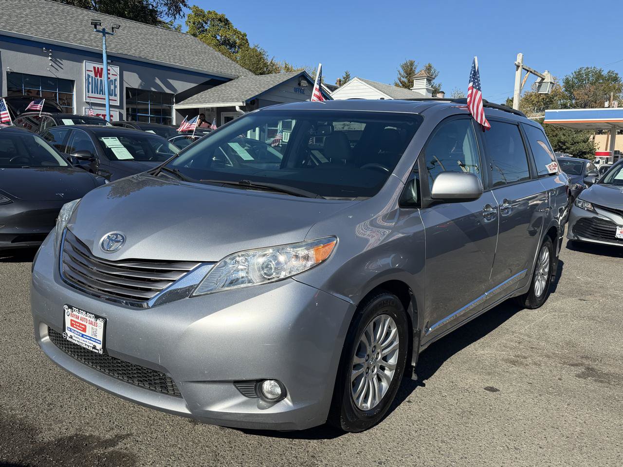 Used 2017 Toyota Sienna XLE w/ XLE Navigation Package FWD image 4