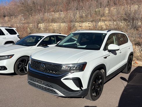 Used 2022 Volkswagen Taos SE image 2