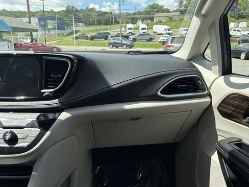 Used 2023 Chrysler Pacifica Limited AWD/4WD image 34
