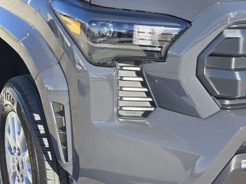 Certified 2025 Toyota Tacoma SR5 image 9