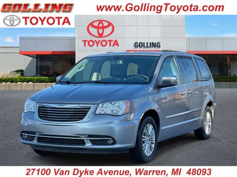 Used 2015 Chrysler Town & Country Touring-L w/ Driver Convenience Group image 1