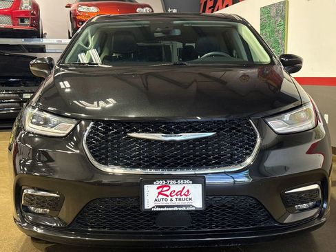 Used 2023 Chrysler Pacifica Touring-L FWD image 19