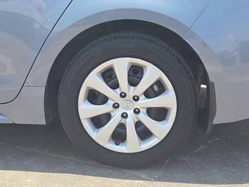 Used 2025 Toyota Corolla LE FWD image 5
