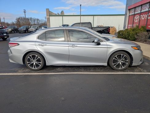 Used 2019 Toyota Camry SE image 3