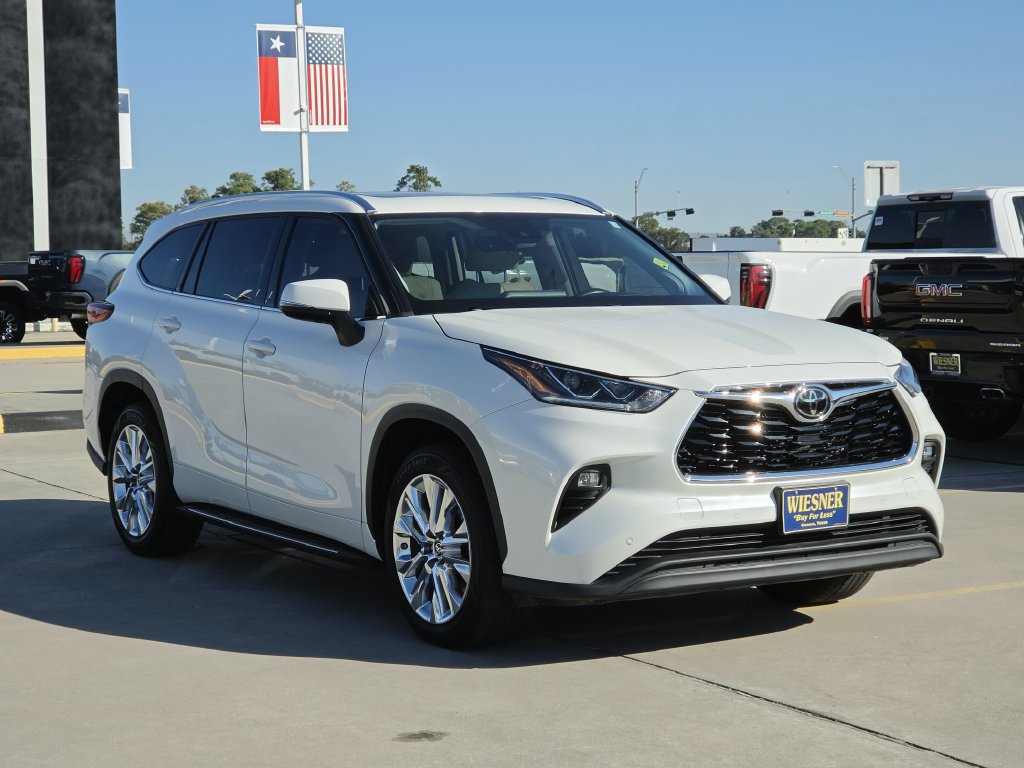 Used 2021 Toyota Highlander Limited FWD image 3