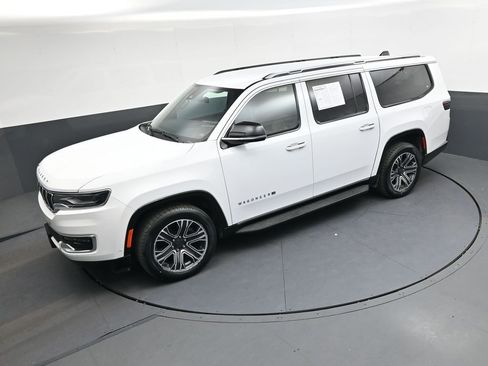 Used 2024 Jeep Wagoneer L Series II w/ Flexible Seating Group image 30