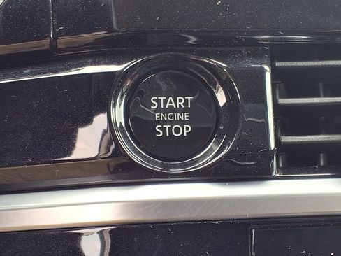 Used 2025 Nissan Pathfinder SV FWD image 15
