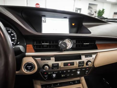 Used 2018 Lexus ES 300h w/ Navigation Package image 15