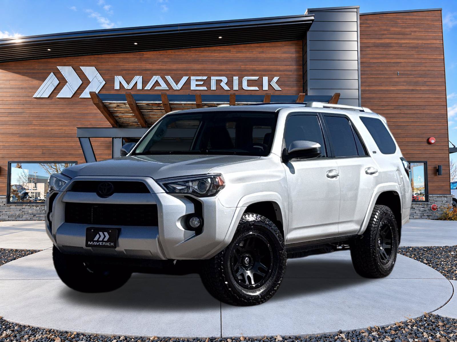 Used 2017 Toyota 4Runner SR5 AWD/4WD image 3