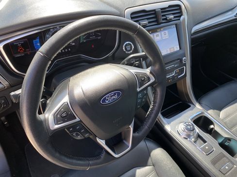 Used 2017 Ford Fusion SE w/ Fusion SE Technology Package FWD image 4