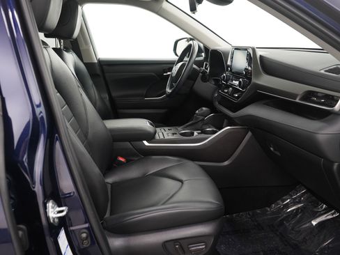 Used 2022 Toyota Highlander XLE image 12