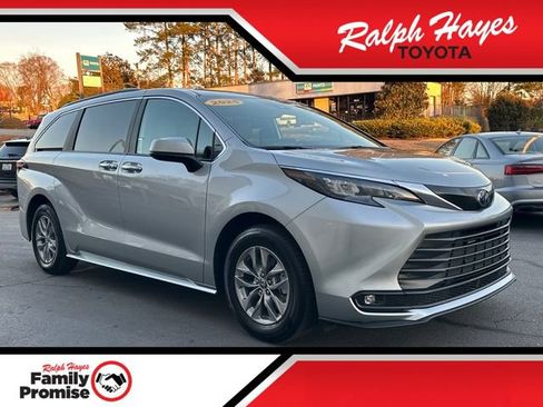 Used 2025 Toyota Sienna XLE image 1
