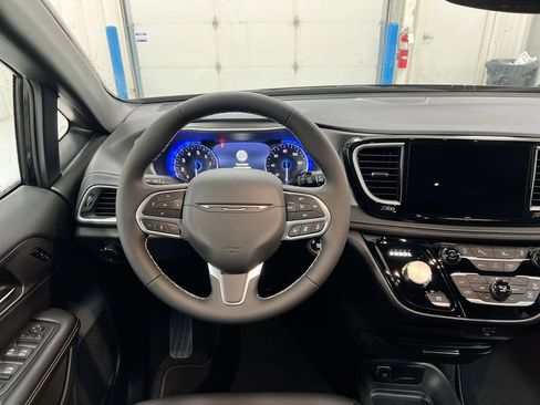 New 2027 Chrysler Pacifica Select AWD/4WD image 11