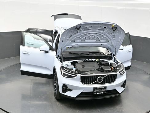 Used 2025 Volvo XC40 B5 Plus image 37