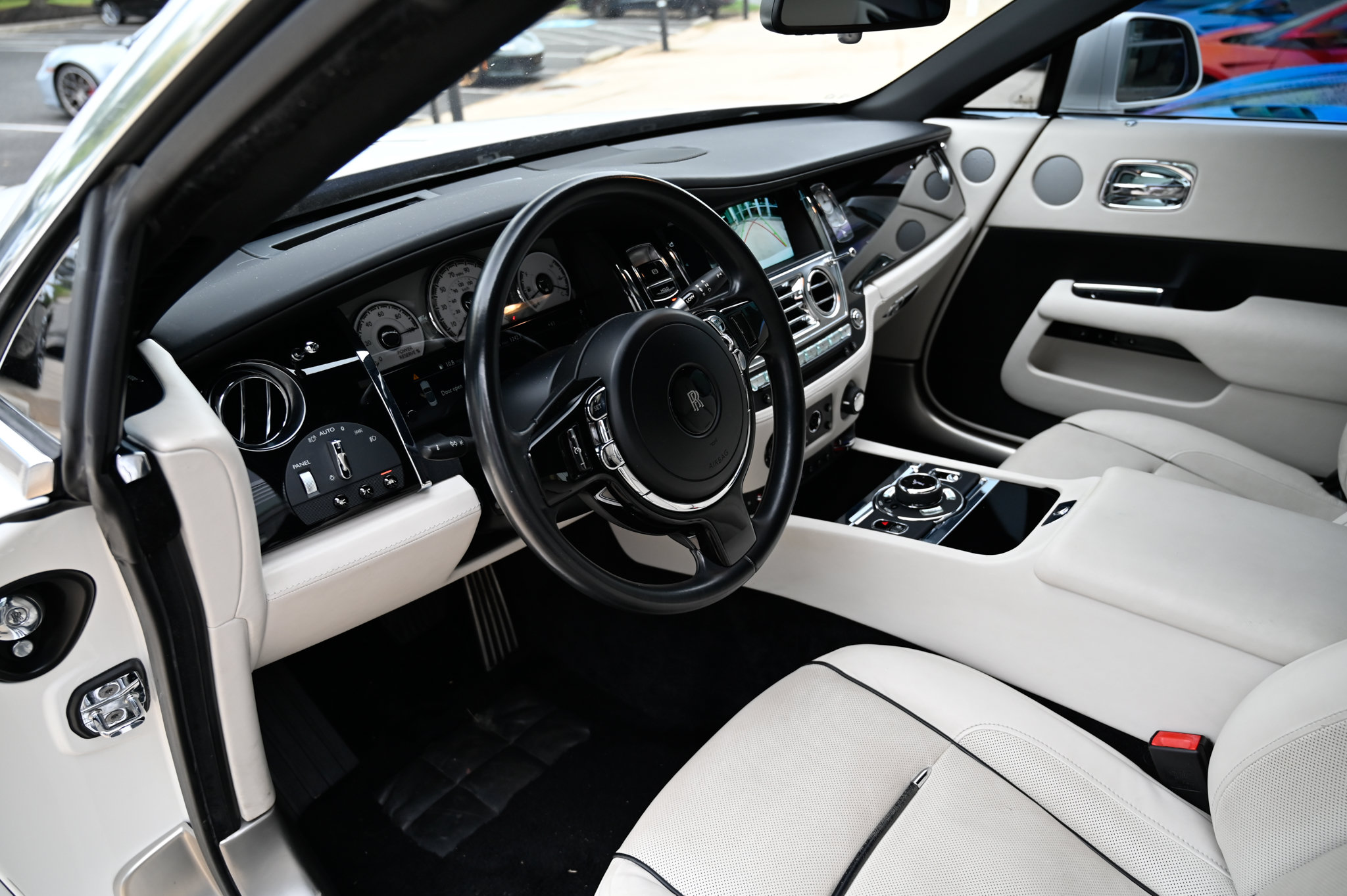 Used 2018 Rolls-Royce Dawn RWD image 19