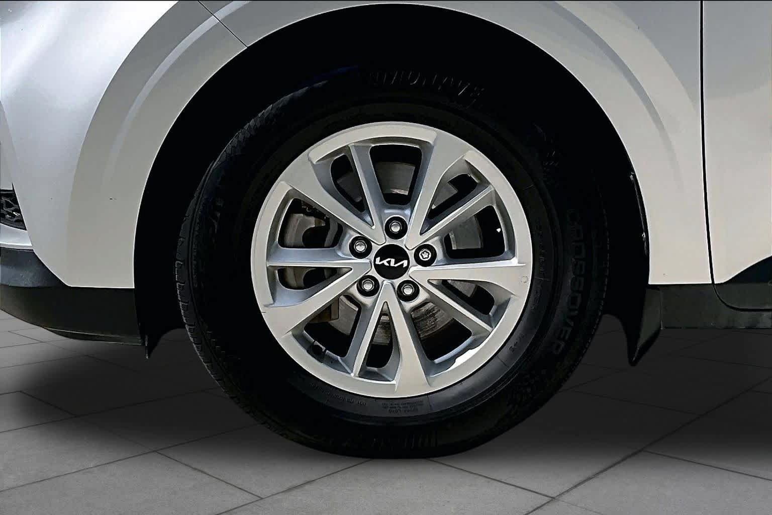 Used 2022 Kia Carnival LX FWD image 10